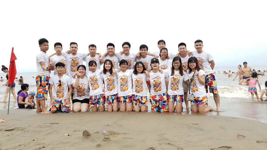 Mẫu đồng phục nhóm màu trắng - 4